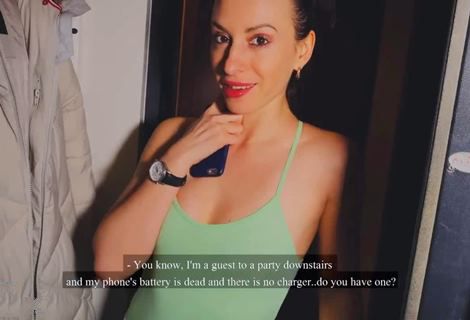 Симпатичная мамка не дала расслабиться холостому соседу и зашла на палочку под поводом разряженного телефона