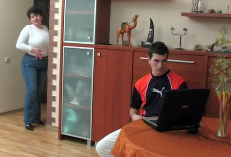 Пышная соседка застукала парня за мастурбацией, после чего уговорила чувака на нежный секс