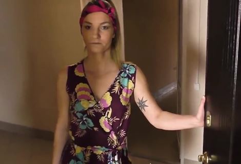 Милфа пришла к соседу, чтобы заступиться за сына, но проблема была решена только после дружеского секса с доминантным мужиком